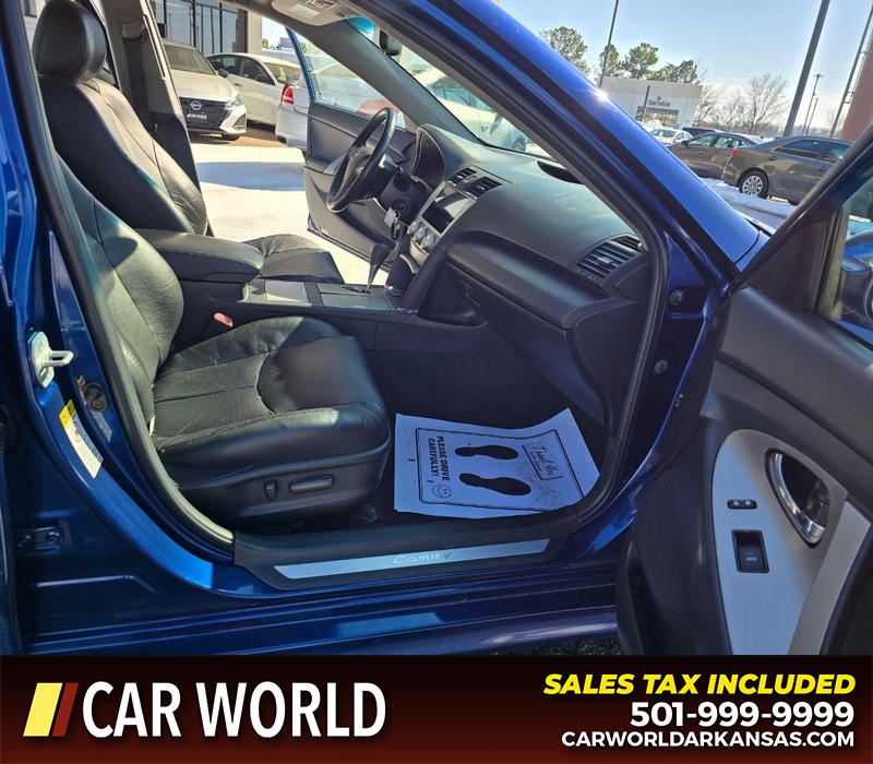 Toyota Camry Vehicle Full-screen Gallery Image 11