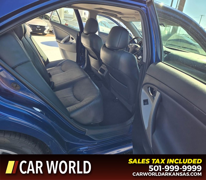 Toyota Camry Vehicle Full-screen Gallery Image 12