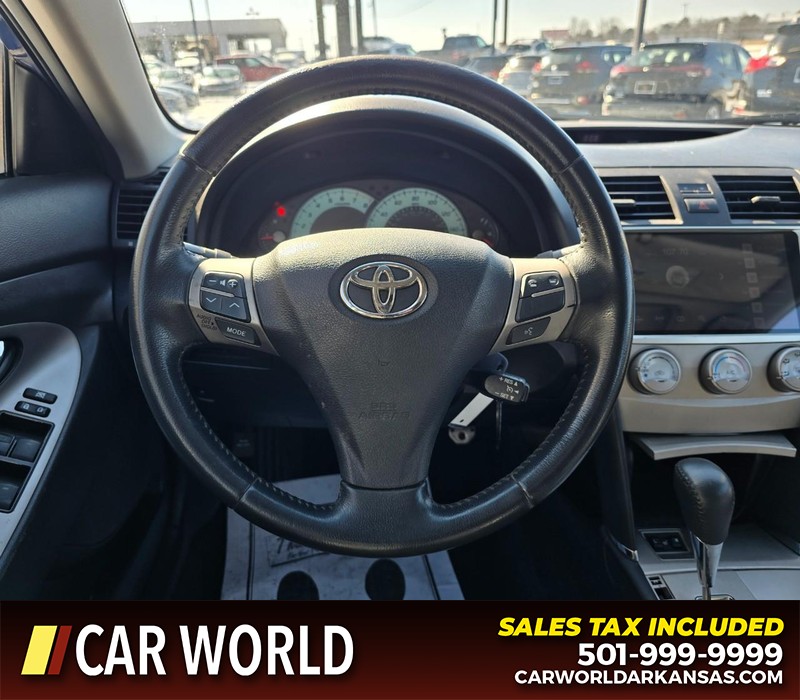 Toyota Camry Vehicle Full-screen Gallery Image 14