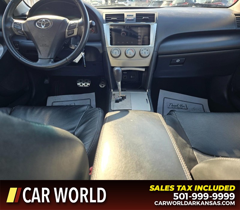 Toyota Camry Vehicle Full-screen Gallery Image 17