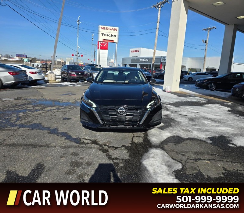 Nissan Altima Vehicle Full-screen Gallery Image 2