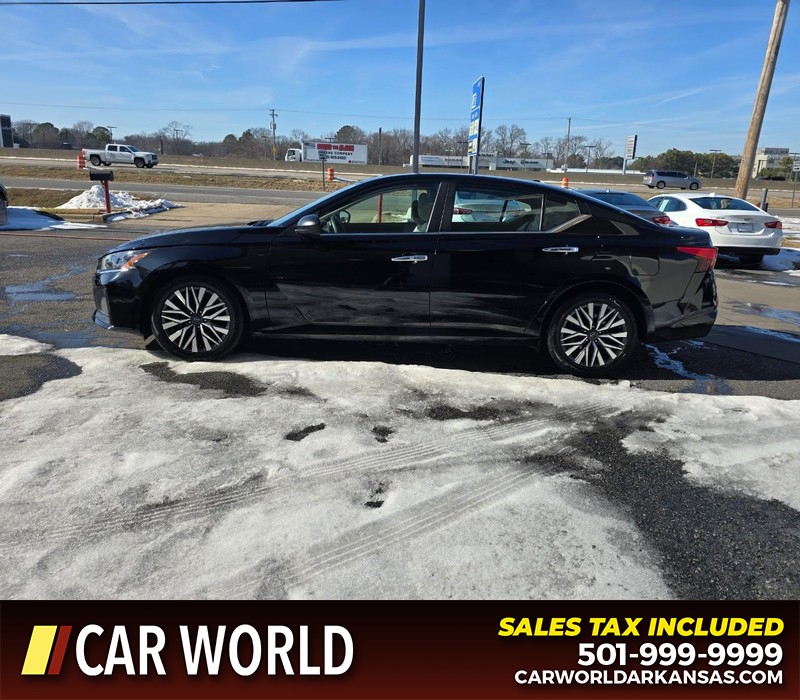 Nissan Altima Vehicle Full-screen Gallery Image 4