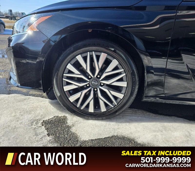 Nissan Altima Vehicle Full-screen Gallery Image 6