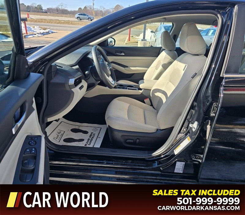 Nissan Altima Vehicle Full-screen Gallery Image 8