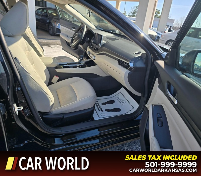 Nissan Altima Vehicle Full-screen Gallery Image 11