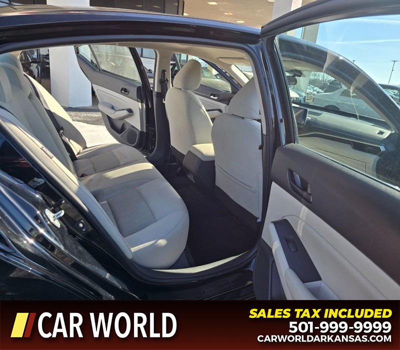 Nissan Altima Vehicle Full-screen Gallery Image 12