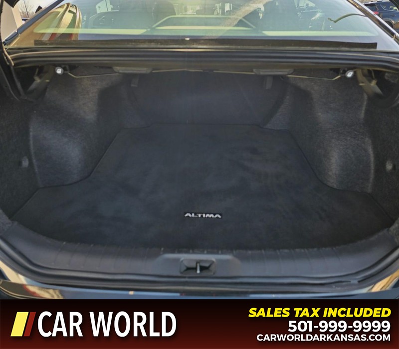 Nissan Altima Vehicle Full-screen Gallery Image 13