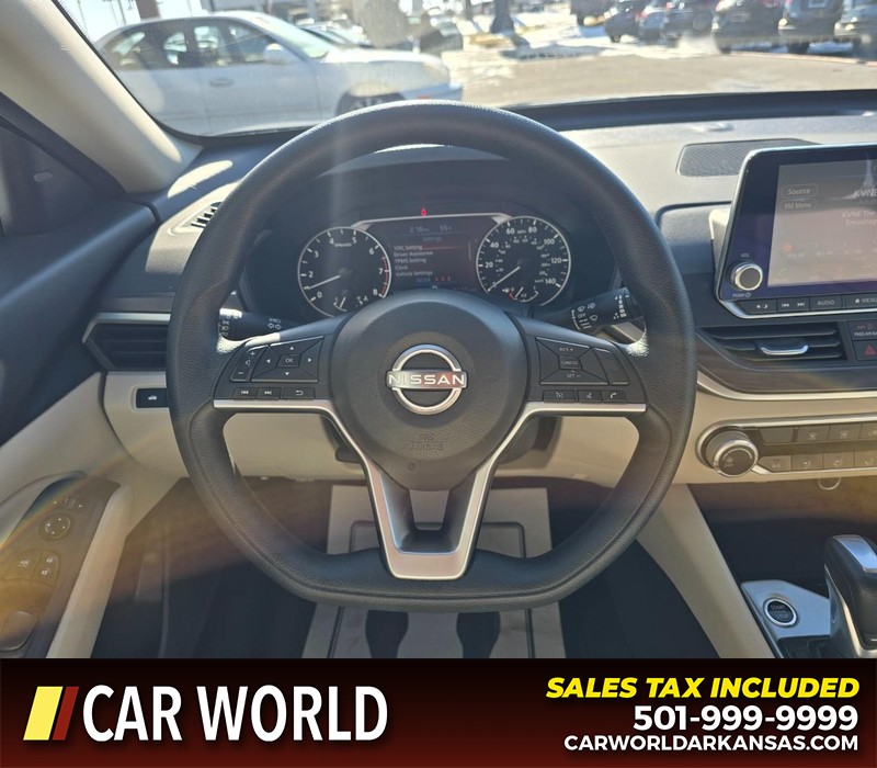 Nissan Altima Vehicle Full-screen Gallery Image 15