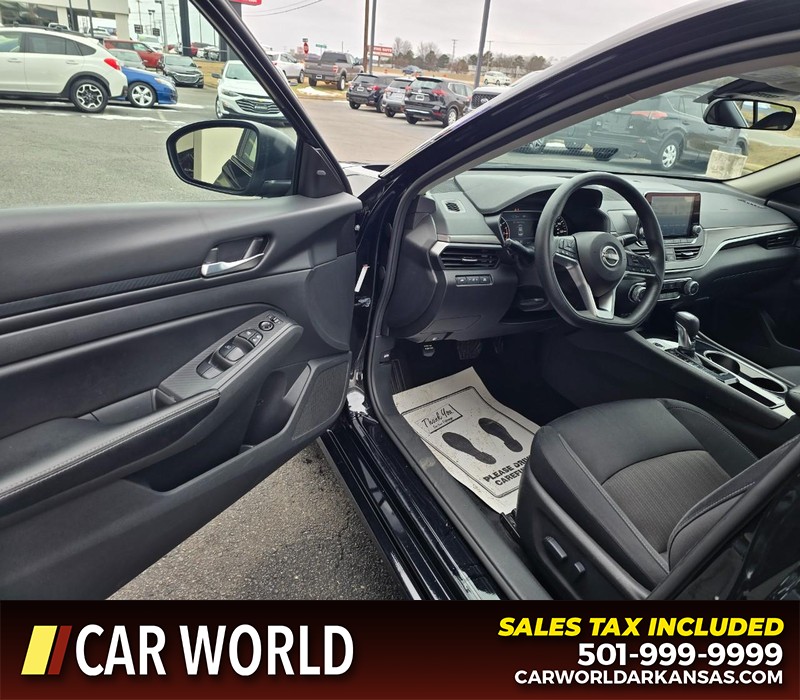 Nissan Altima Vehicle Full-screen Gallery Image 7