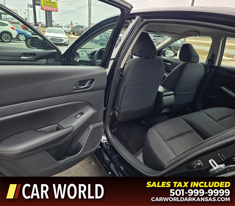 Nissan Altima Vehicle Full-screen Gallery Image 9