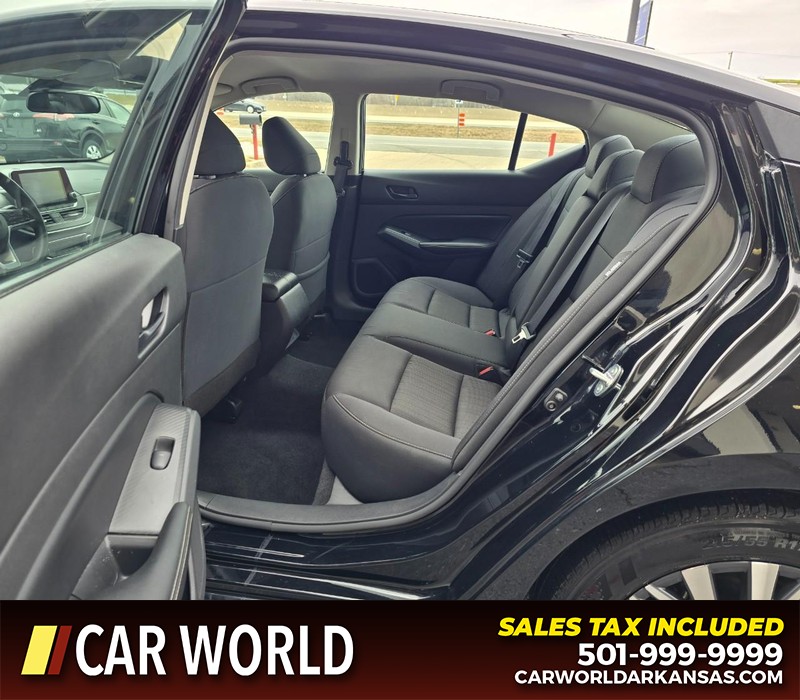 Nissan Altima Vehicle Full-screen Gallery Image 10