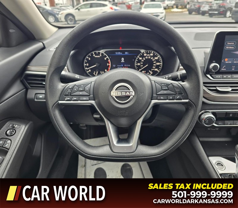 Nissan Altima Vehicle Full-screen Gallery Image 15