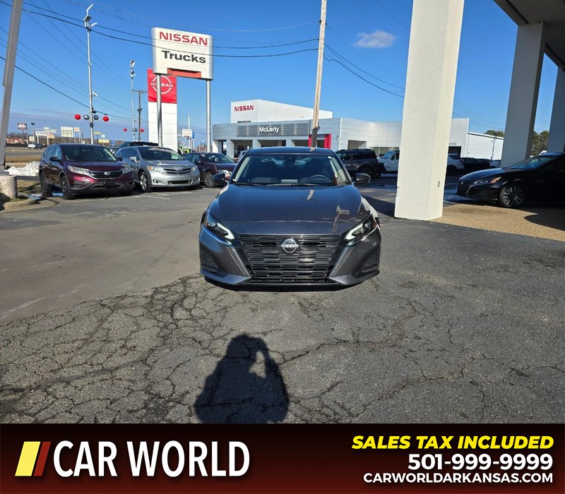 Nissan Altima Vehicle Full-screen Gallery Image 2