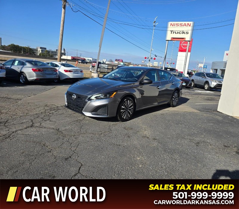 Nissan Altima Vehicle Full-screen Gallery Image 3