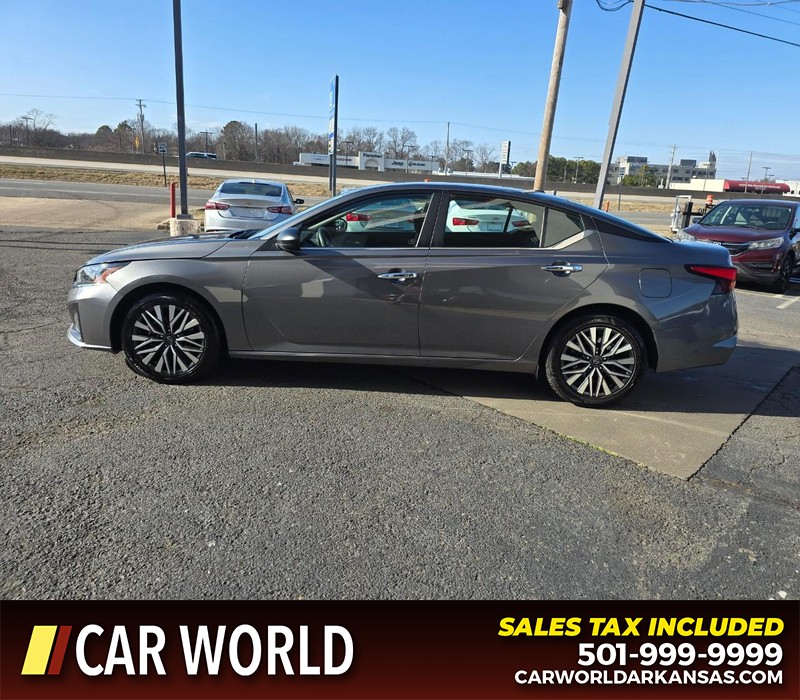 Nissan Altima Vehicle Full-screen Gallery Image 4