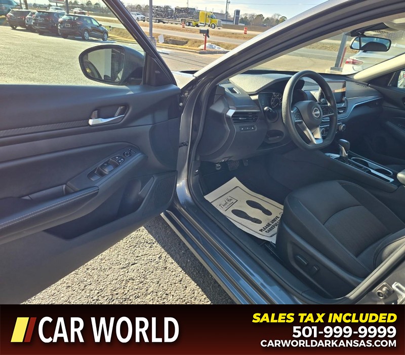 Nissan Altima Vehicle Full-screen Gallery Image 6