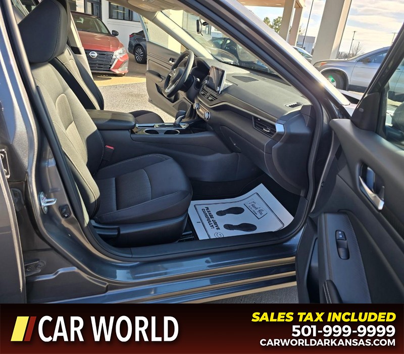 Nissan Altima Vehicle Full-screen Gallery Image 10