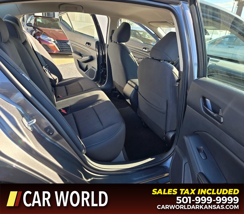 Nissan Altima Vehicle Full-screen Gallery Image 11