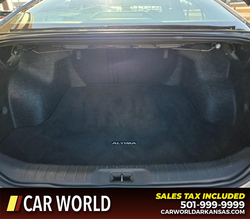 Nissan Altima Vehicle Full-screen Gallery Image 12