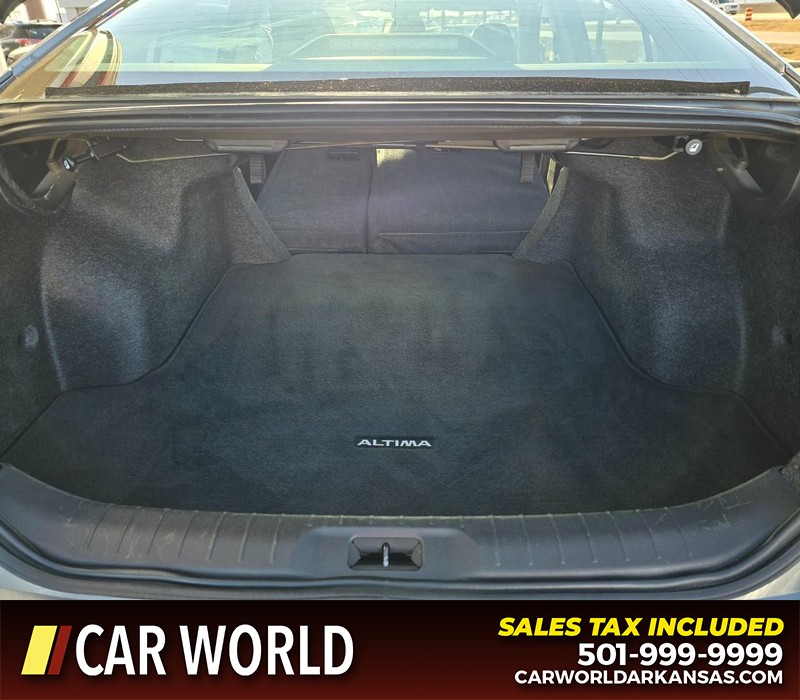 Nissan Altima Vehicle Full-screen Gallery Image 13