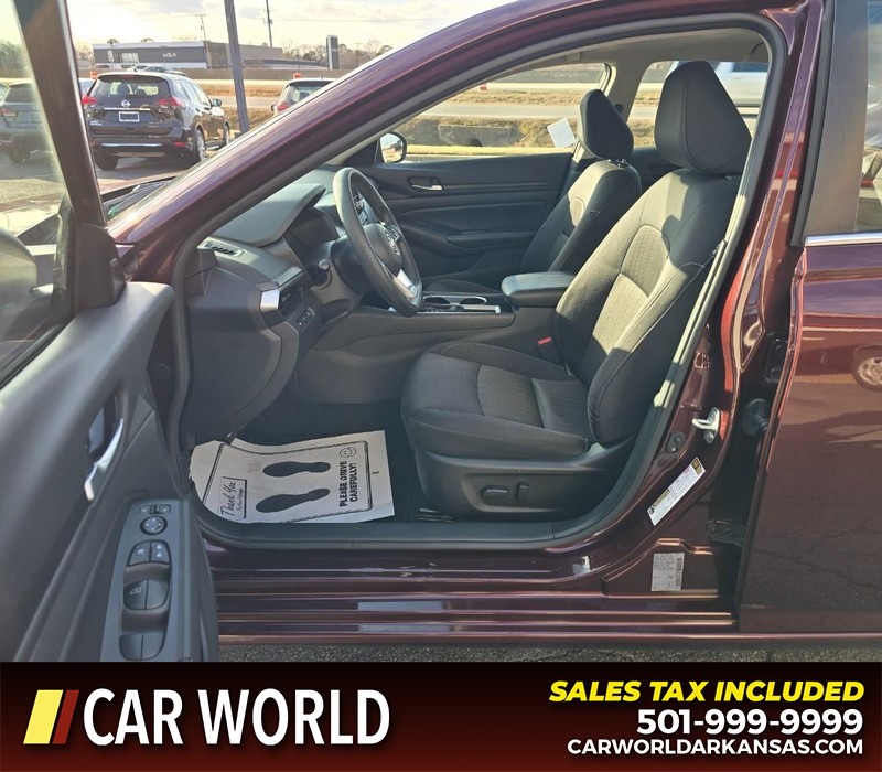 Nissan Altima Vehicle Full-screen Gallery Image 8