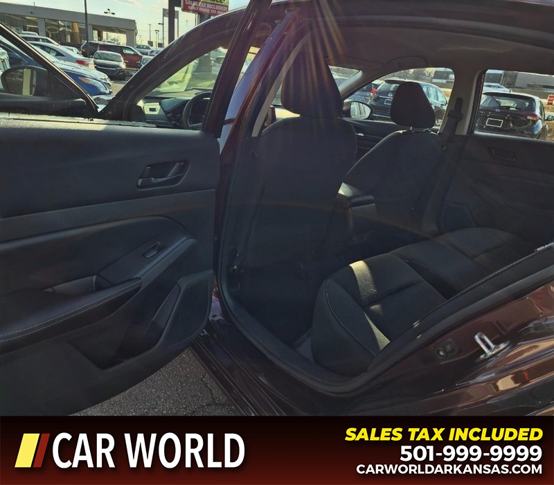 Nissan Altima Vehicle Full-screen Gallery Image 9