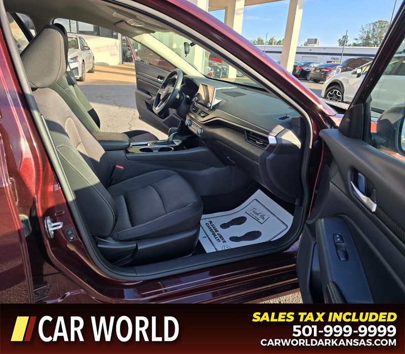 Nissan Altima Vehicle Full-screen Gallery Image 11