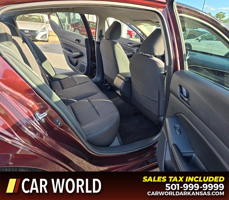 Nissan Altima Vehicle Full-screen Gallery Image 12