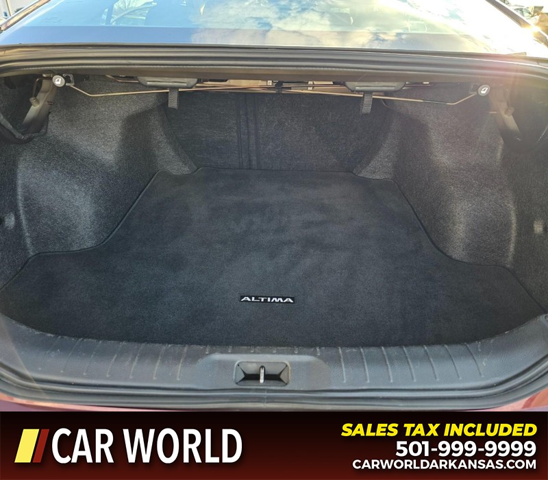 Nissan Altima Vehicle Full-screen Gallery Image 13