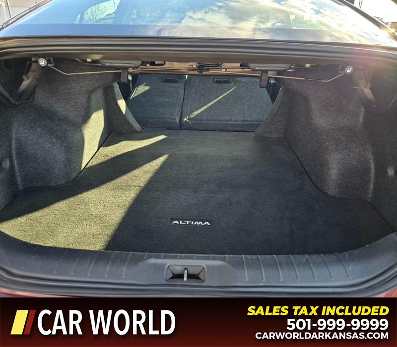 Nissan Altima Vehicle Full-screen Gallery Image 14