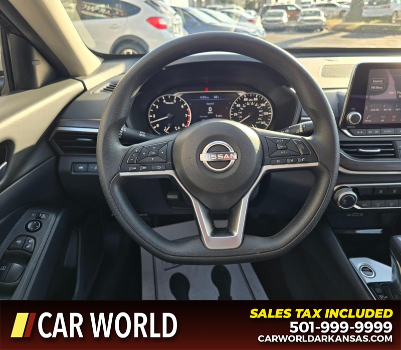 Nissan Altima Vehicle Full-screen Gallery Image 15