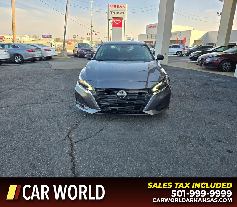 Nissan Altima Vehicle Full-screen Gallery Image 2