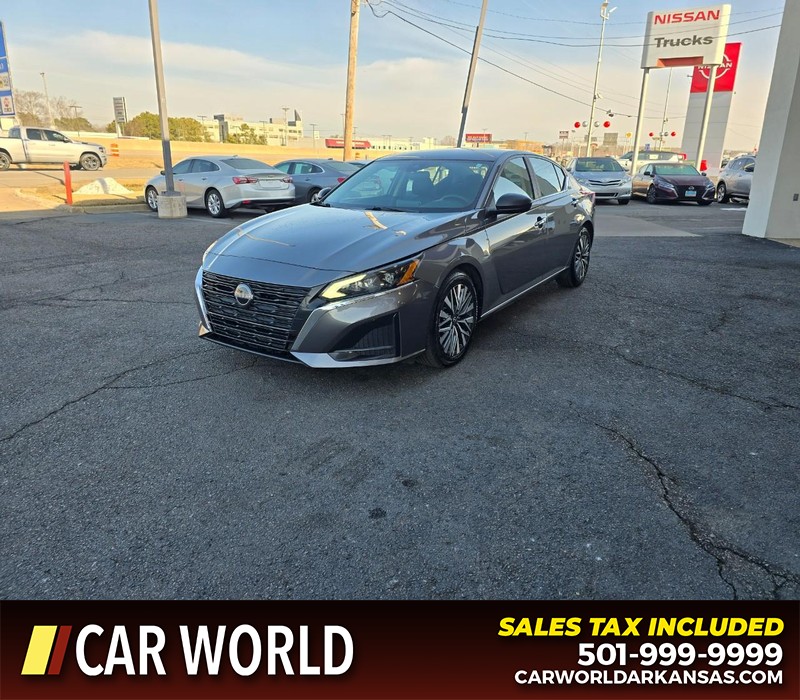 Nissan Altima Vehicle Full-screen Gallery Image 3