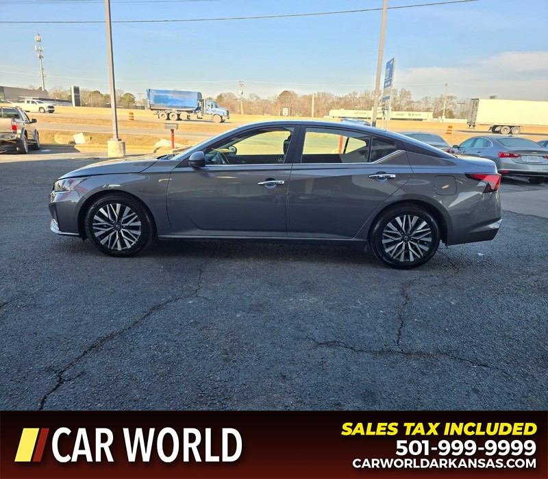 Nissan Altima Vehicle Full-screen Gallery Image 4