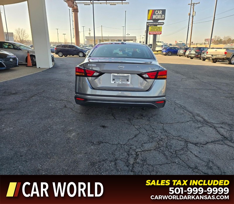 Nissan Altima Vehicle Full-screen Gallery Image 5