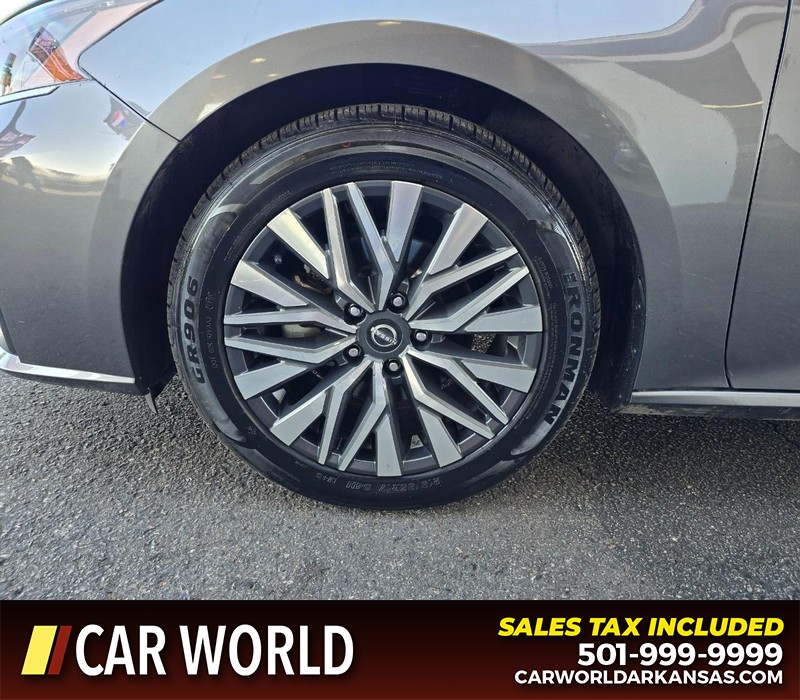 Nissan Altima Vehicle Full-screen Gallery Image 6