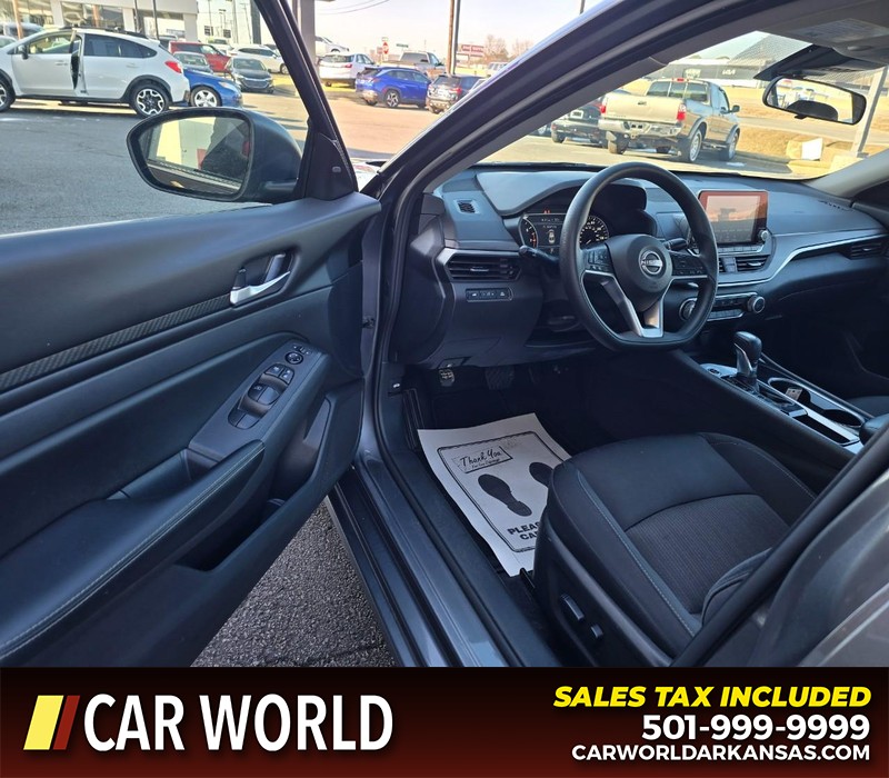 Nissan Altima Vehicle Full-screen Gallery Image 7