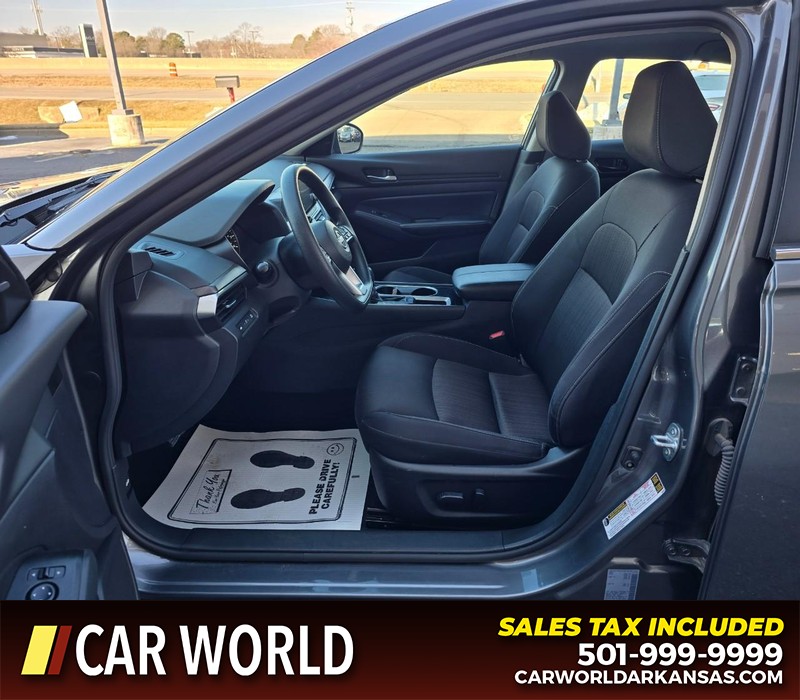 Nissan Altima Vehicle Full-screen Gallery Image 8