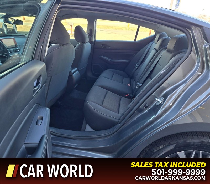 Nissan Altima Vehicle Full-screen Gallery Image 10