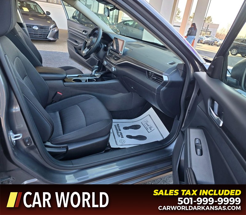 Nissan Altima Vehicle Full-screen Gallery Image 11