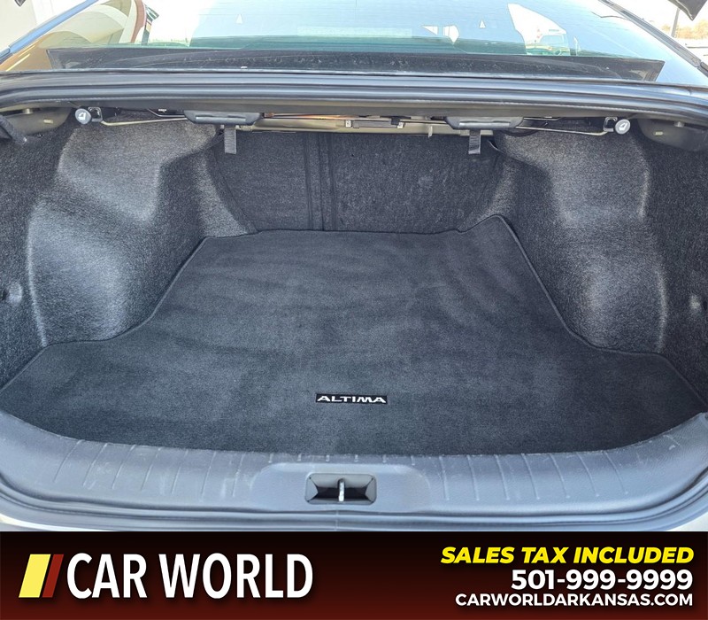 Nissan Altima Vehicle Full-screen Gallery Image 13