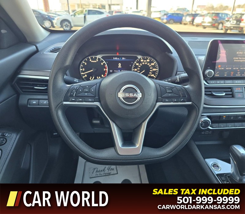 Nissan Altima Vehicle Full-screen Gallery Image 15