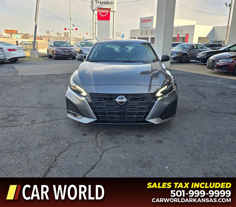 Nissan Altima Vehicle Full-screen Gallery Image 2