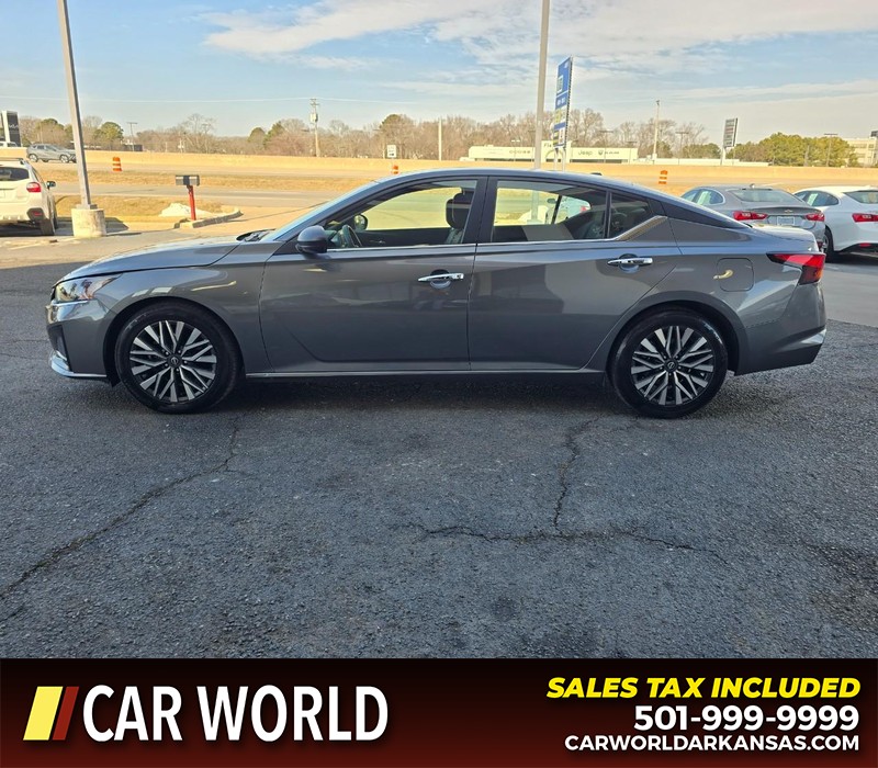 Nissan Altima Vehicle Full-screen Gallery Image 4