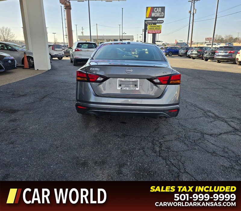 Nissan Altima Vehicle Full-screen Gallery Image 5