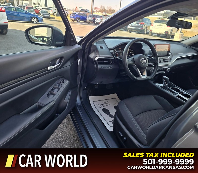 Nissan Altima Vehicle Full-screen Gallery Image 7