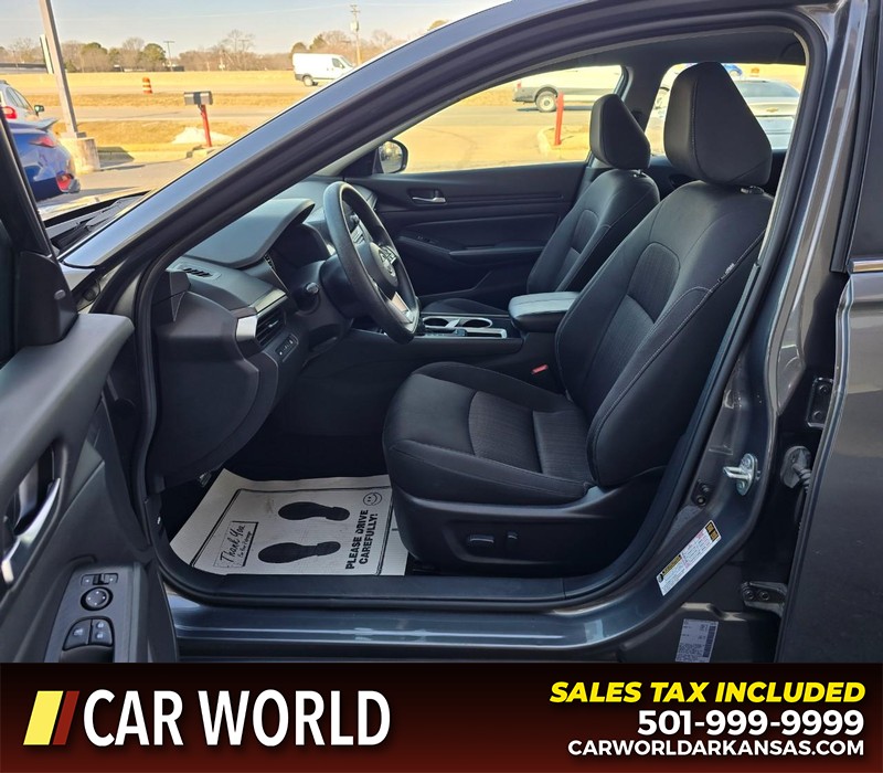 Nissan Altima Vehicle Full-screen Gallery Image 8