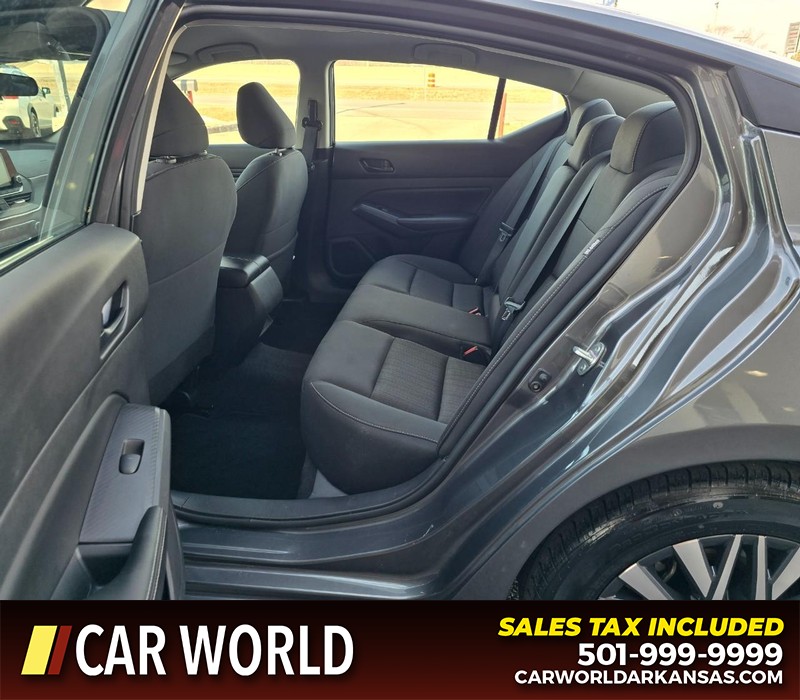 Nissan Altima Vehicle Full-screen Gallery Image 10