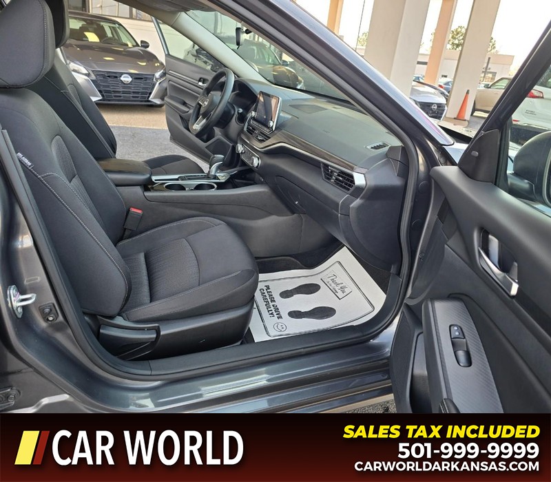 Nissan Altima Vehicle Full-screen Gallery Image 11