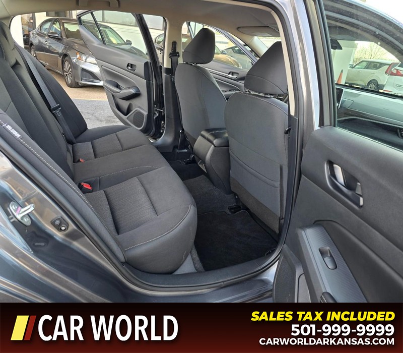 Nissan Altima Vehicle Full-screen Gallery Image 12